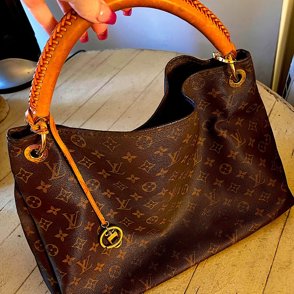 Authentic Luis Vuitton Artsy Large MM bohemian bag in perfect condition - $1800